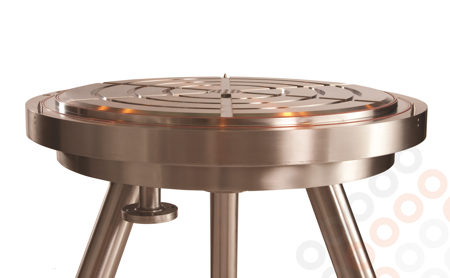Direct base heating with minimum gap design between the filter media and the heated base