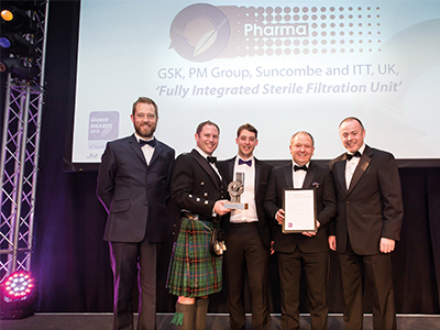 Alun Cochrane, IChemE Award Host presenting the Pharma Award 2018 to the winning team: GSK, ITT, PM Group and Suncombe for <i>Fully Integrated Sterile Filtration Unit</i>