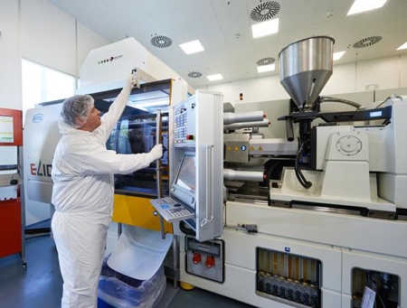 Integrated laminar flow hoods create an ISO Class 7 cleanroom environment