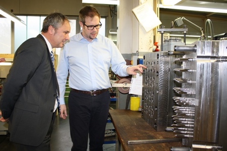 Managing Director Sascha Möhs (right) points out the once troublesome 32-cavity mould