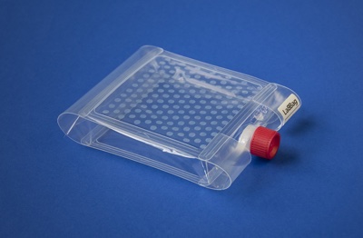The mini laboratory is 150 mm long, 120 mm wide and 20 mm high. The screw cap<br> is made using 3D printing. Hydrophilic spots are visible on the upper interior <br> surface of the bag. © Photo Fraunhofer IST