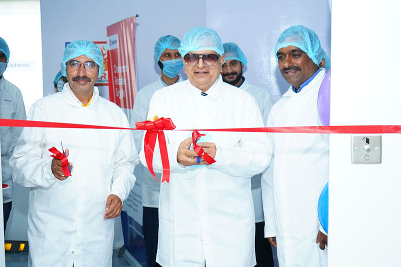 Mr Shyam Khante inaugurating the new cleanroom goggle service unit
