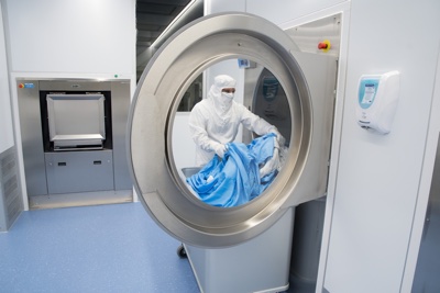 The dryer unloading process: Employees have been specifically<br> trained for safe conduct in the cleanroom