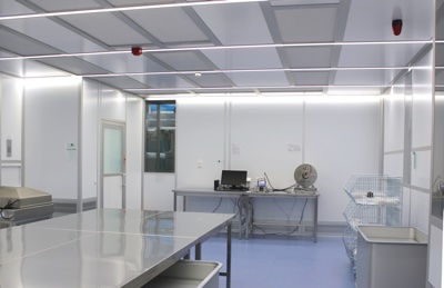 Cleanroom system CleanCell4.0 as an ISO Class 5 cleanroom. The dimmable <br> LED lighting ensures balanced light in the area of the spreading table