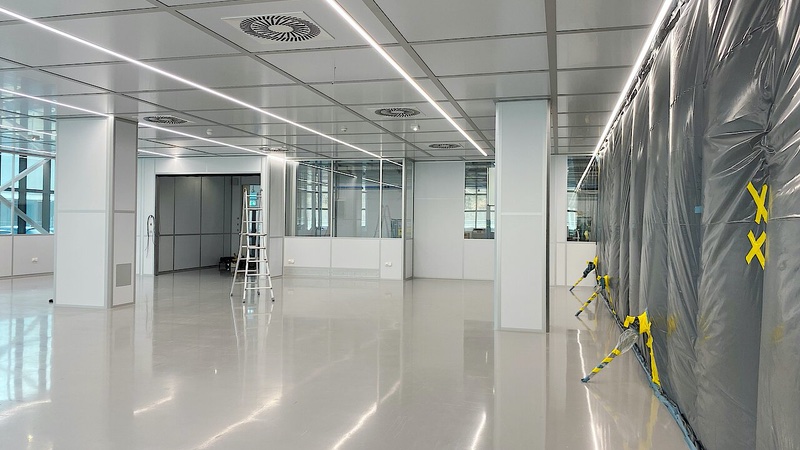 The 320 sqm expansion of the modular cleanroom system was separated from ongoing production with a dust protection wall during construction