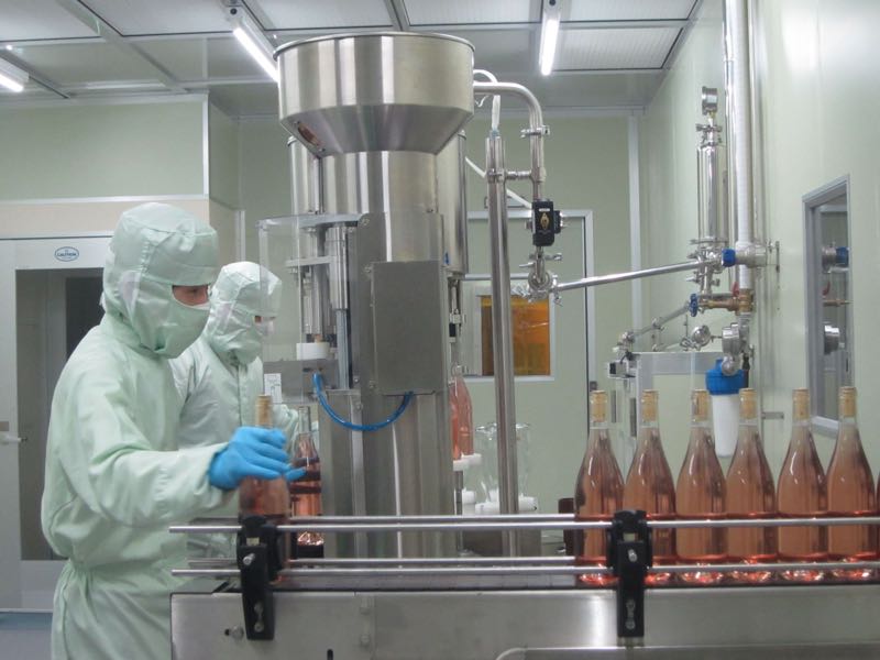 Bottling wine in ISO Class 5 cleanroom