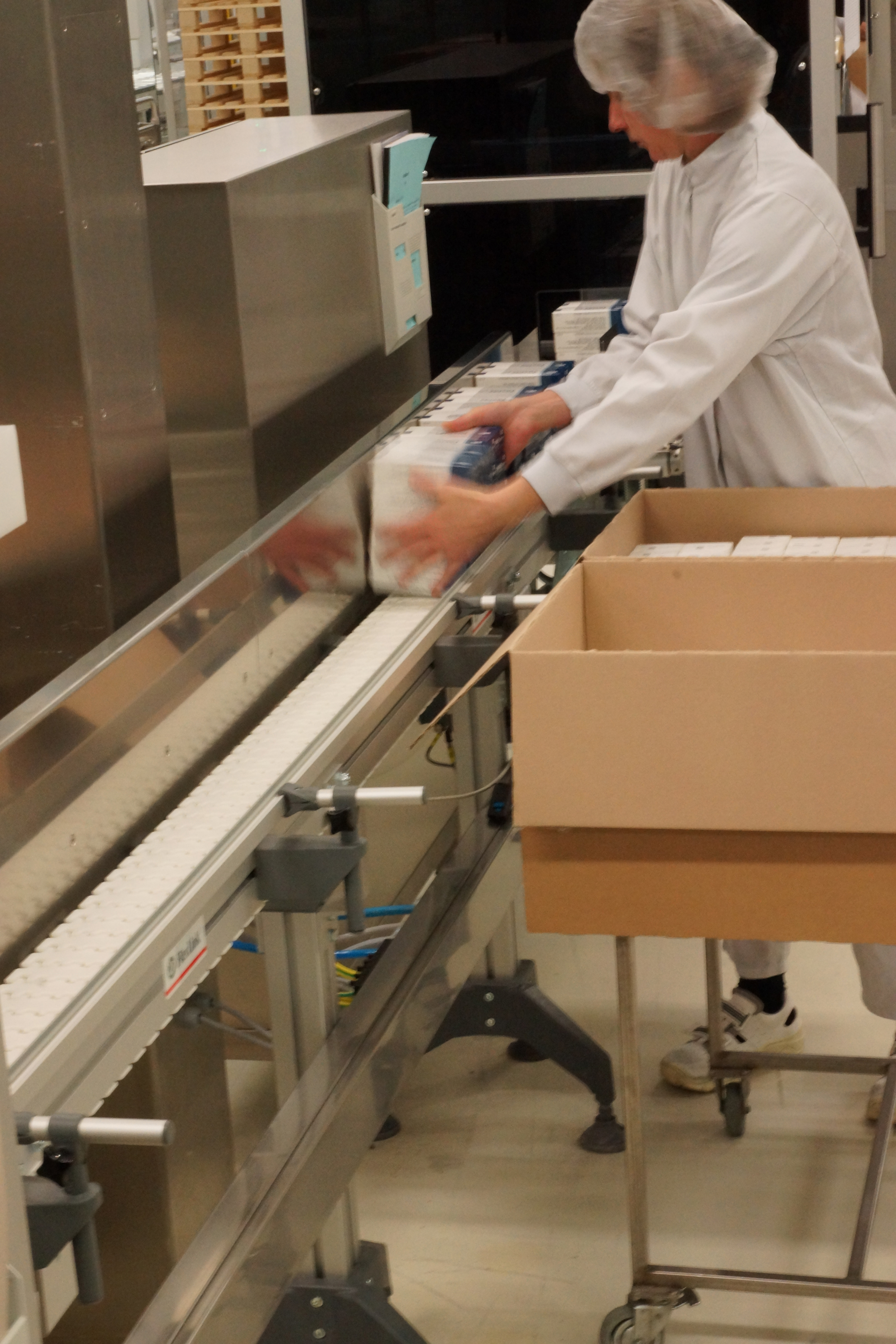 Using product inspection for quality control in liquid medicines