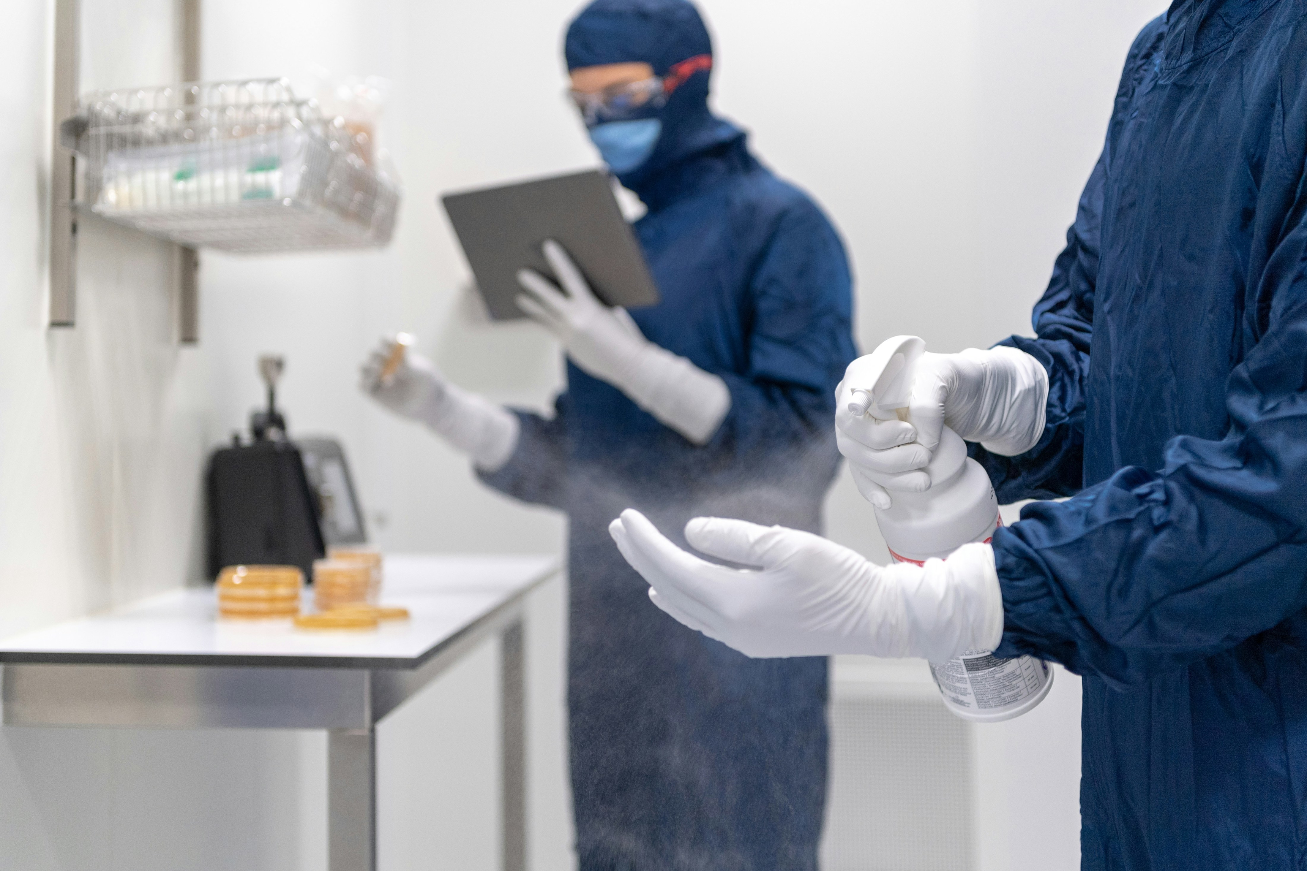 What determines the efficiency of a cleanroom air filter?