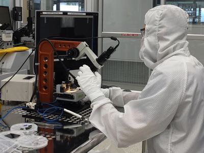 Clean cleaving in the nanofab
