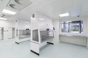 Cleanroom monitoring with image documentation for safe preparation of steriles 