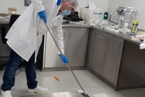 Use of conductivity as a tool for on-site residue management and definition of smart cleanroom regimes